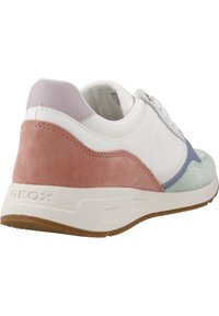 Zapatilla blanca con una combinación de acentos de ante en rosa, lavanda y verde menta. Presenta una suela texturizada y un diseño con cordones.