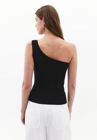 Top nero a spalla unica realizzato in tessuto liscio; il design aderente esalta il punto vita, completato da un scollatura pulita e cuciture minime.