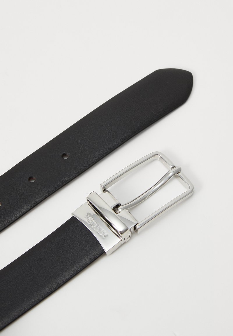 Cintura in pelle nera con una fibbia metallica rettangolare in argento. La fibbia presenta una finitura liscia e un marchio inciso. La cintura ha più fori per la regolazione.