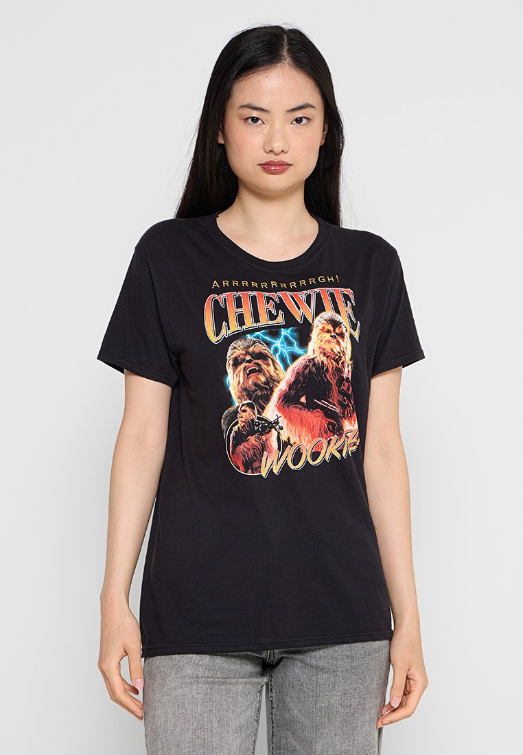 Schwarzes Baumwoll-T-Shirt mit einem Grafikdruck von Chewbacca und fettem roten und gelben Text. Kurze Ärmel, Rundhals und lässige Passform.