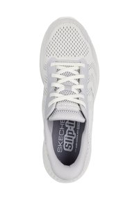 Vita Skechers slip-on sneaker med mesh-överdel, vita snören och vadderad krage, sedd ovanifrån.