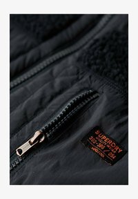 Sélectionné, eclipse navy