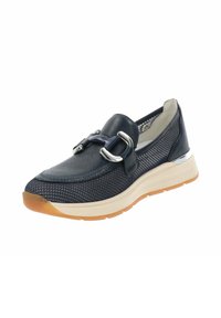 Scarpa in rete e pelle blu navy con dettaglio di fibbia argentata, suola intermedia bianca e suola in gomma naturale. Punta arrotondata e design slip-on.