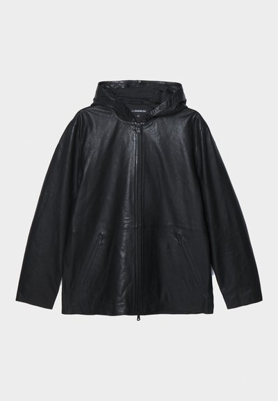 Jaqueta de couro preta com capuz, fecho frontal e dois bolsos com zíper. Textura suave e design de ajuste descontraído.