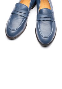 Mocassini in pelle blu con texture liscia, punta arrotondata e cinturino decorativo sulla tomaia. Suola nera solida. Nessun marchio visibile.