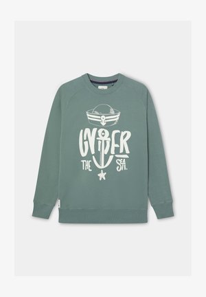 Sudadera verde de cuello redondo con diseño náutico en blanco que incluye un sombrero de marinero, un ancla, una estrella de mar y el texto "Bajo el mar".