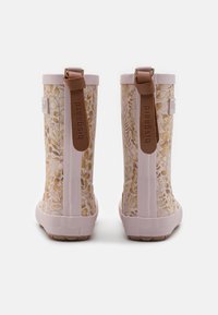 Bottes de pluie en caoutchouc rose avec un motif floral doré et crème, dotées de sangles marron et de semelles en caoutchouc texturées pour une meilleure adhérence.