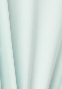 Tissu bleu clair lisse avec des plis doux créant des ombres verticales subtiles et de la texture.