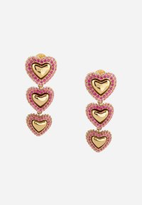Orecchini a forma di cuore in tonalità oro, con un design a strati, caratterizzati da accenti di strass rosa e centri riflettenti. Tre cuori impilati verticalmente.