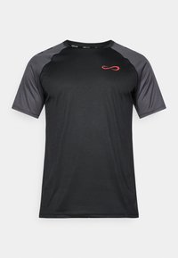 T-shirt de sport noir à manches courtes avec des manches en tissu en maille grise et un logo rouge sur la poitrine, présentant un design ajusté et un tissu évacuant l'humidité.