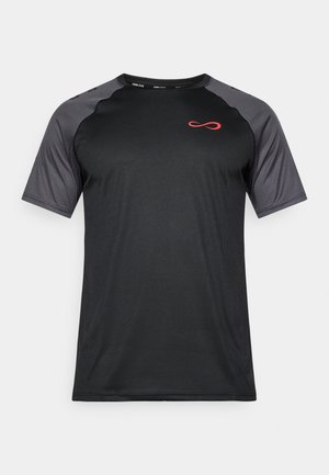 Schwarzes kurzärmliges Sportshirt mit grauen Mesh-Ärmeln und einem roten Logo auf der Brust, mit einer taillierten Passform und feuchtigkeitsableitendem Stoff.