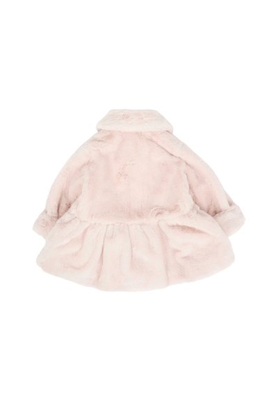 Cappotto in pelliccia sintetica di un tenue rosa chiaro con maniche lunghe, polsini piegati e un ampio colletto, mostrato da dietro su uno sfondo bianco.