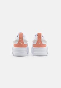 Hvite lærsneakers med en teksturert ferskenfarget semsket skinnakcent og vevd beige hælflik. Tykk hvit såle med strømlinjeformet design.