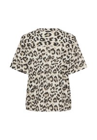 Kortærmet bluse med beige, sort og brun leopardprint mønster, set bagfra på hvid baggrund.