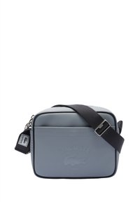 Borsa a tracolla rettangolare grigia realizzata in materiale testurizzato. Presenta un logo in rilievo sul davanti e una tracolla scura regolabile con fibbia in metallo argento.