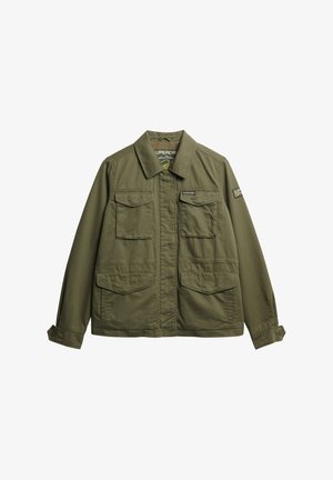 Giacca verde oliva realizzata in tessuto leggero, con colletto, due tasche sul petto e polsini con bottoni. Logo del marchio sulla manica.