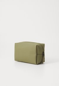 Obdĺžniková kozmetická taška v olivovej zelenej farbe, vyrobená z hladkého, štruktúrovaného materiálu, s uzatváraním na zips a minimalistickým dizajnom.