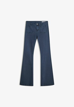 Jeans in denim blu scuro a fiala con tasche cucite, chiusura con bottone e una texture liscia. Presenta un classico design a cinque tasche.