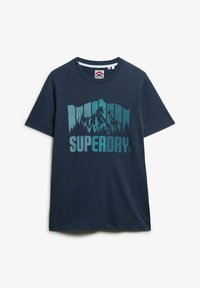 Granatowa bawełniana koszulka z grafiką gór i lasu w kolorze turkusowym, z napisem "SUPERDRY" na środku i okrągłym dekoltem.