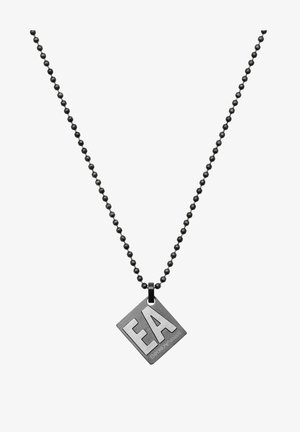 Schwarze Metallkette mit einer Perlenkette und einem quadratischen Anhänger, der die eingestempelte Aufschrift "EA" trägt. Strukturiert Oberfläche mit mattem Finish.