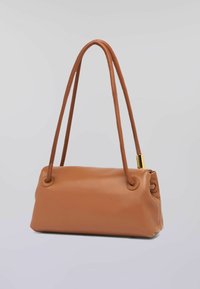 Sac à main en cuir marron avec une texture lisse, doté de deux longues poignées et de quincaillerie dorée, de forme rectangulaire avec des bords arrondis.