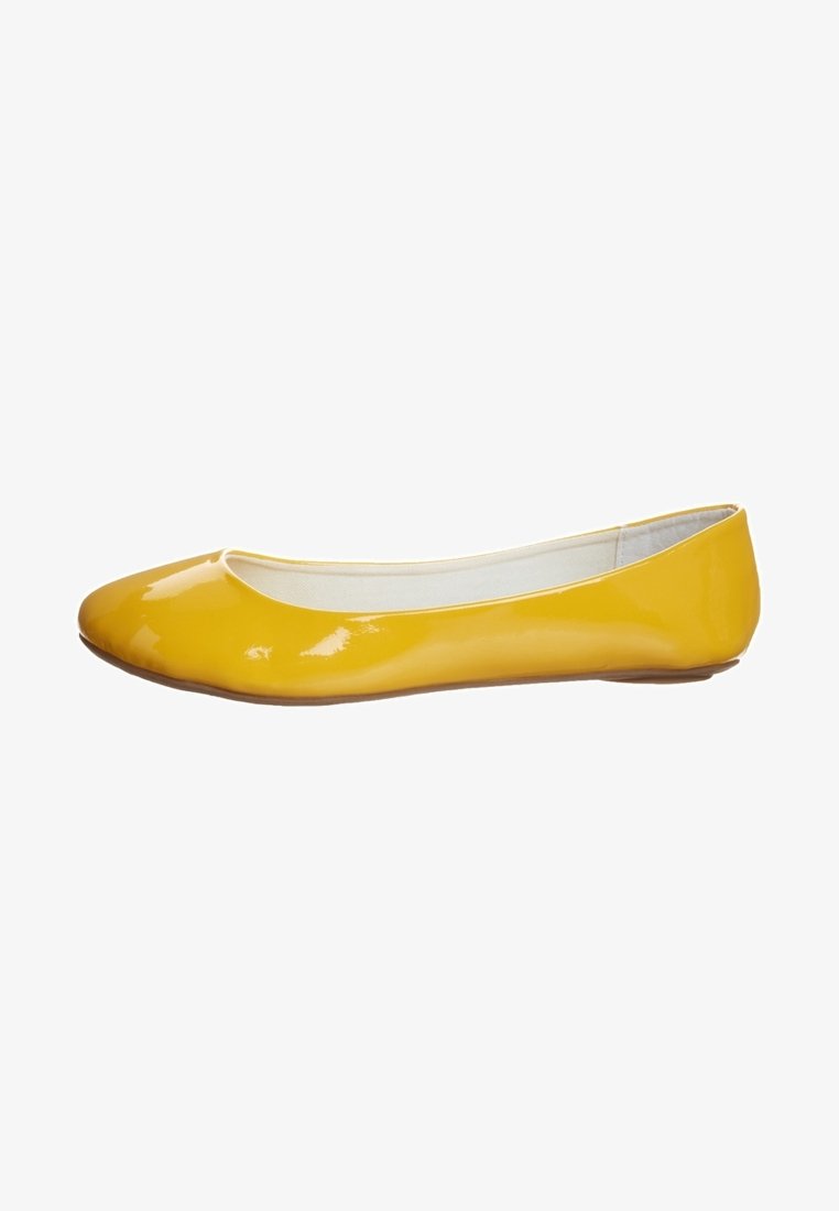 Ballet flat en cuir verni jaune avec un bout arrondi, une texture lisse et un léger talon. L'intérieur est doté d'une doublure blanche contrastante.