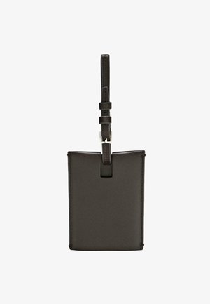 Dunkelbraune Lederbrieftasche mit glatter Textur, rechteckiger Form und einem abnehmbaren Riemen mit Metallschnalle.