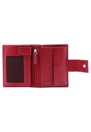 Cartera de cuero rojo con un interior texturizado, presenta un compartimento transparente para identificación, un bolsillo con cremallera y múltiples ranuras para tarjetas. Se cierra con un botón a presión.