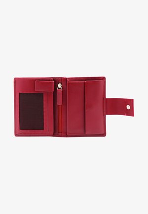 Cartera de cuero rojo con un interior texturizado, presenta un compartimento transparente para identificación, un bolsillo con cremallera y múltiples ranuras para tarjetas. Se cierra con un botón a presión.