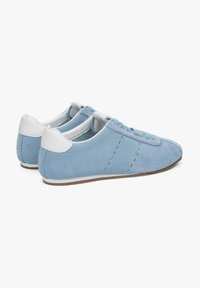 Jasnoniebieskie zamszowe sneakersy z białymi skórzanymi akcentami, okrągłe noski i pasujące sznurowadła. Posiadają dekoracyjne przeszycia po bokach.