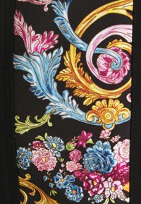 Tissu à motifs floraux avec des designs complexes en bleu, rose, violet, jaune et or sur fond noir. Texture lisse.