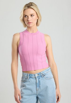 Rosa geripptes ärmelloses Oberteil mit einem runden Ausschnitt und kurzem Design, kombiniert mit hellblauen High-Waist-Jeans in lässiger Passform.