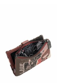 Billetera multicolor hecha de material sintético con estampados gráficos, que cuenta con un cierre de cremallera, acentos texturizados y un interior espacioso.