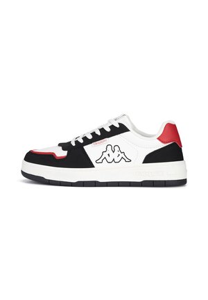 Lavtop sneaker i hvid, sort og rød med hvide snørebånd, tyk sål og et sort silhuetlogo af to siddende personer ryg mod ryg på siden.