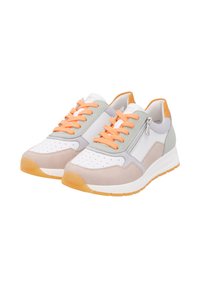 Graue und weiße Sneakers mit orangefarbenen Schnürsenkeln und Akzenten. Ausgestattet mit einem perforierten Zehenbereich, einem Reißverschluss an der Seite und einer robusten Gummisohle.