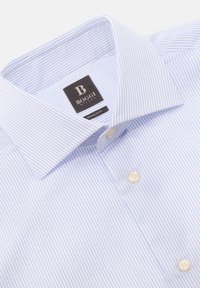 Lichtblauw gestreepte overhemd met lange mouwen, gemaakt van katoen, met een gestructureerde kraag en witte knopen. Het label toont "BOGGI MILANO" en "REGULAR FIT."