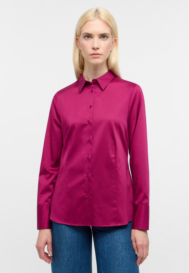 Camicia a maniche lunghe con bottoni in satin fucsia vivace. Presenta un colletto a punta, una texture liscia e un design aderente con spalle strutturate.