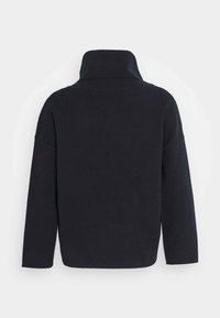 Musta neulepaita korkealla kauluksella, löysällä istuvuudella ja pitkillä hihoilla. Pehmeä neulottu kangas, jossa on sileä pinta ja ilman näkyviä kuvioita tai koristeita.