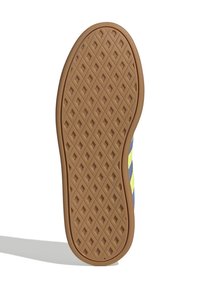 Suela de zapato de goma marrón con textura de patrón diamante y acentos laterales en azul y amarillo. Diseño plano adecuado para uso casual.