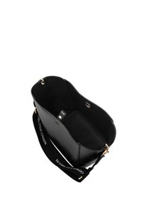 Černá kožená taška přes rameno s hladkou texturou, zlatými kovovými doplňky a značkovým popruhem. Otevřený vršek odhaluje prostorný interiér.