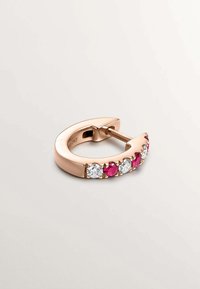 Pendientes tipo Huggie en metal de oro rosa que presentan alternando gemas redondas claras y rosas a lo largo del borde frontal, con un acabado pulido.