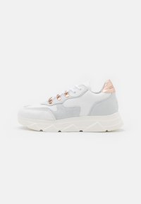 Białe sneakersy z sztucznej skóry i szarego zamszu, z teksturowanym wzorem, metalicznymi akcentami oraz grubą, wzorzystą białą gumową podeszwą.