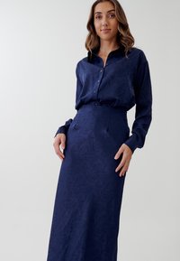 TUSSAH HOLLY - Dolgo krilo - navy jacquard