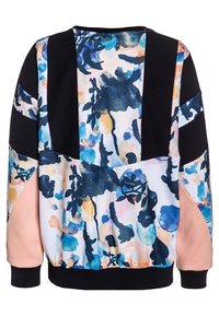 Sudadera multicolor con un patrón floral en azul, durazno y negro, con mangas en bloques de color y una banda elástica en la cintura.