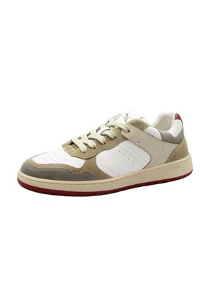 Sneaker basso con pannelli in pelle beige, grigio e bianco, lacci crema, bordo suola rosso e suola imbottita, inclinato per mostrare il lato esterno.