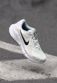 Nike Performance STRUCTURE 26 - Chaussures de running sur route - white/black/pure platinum