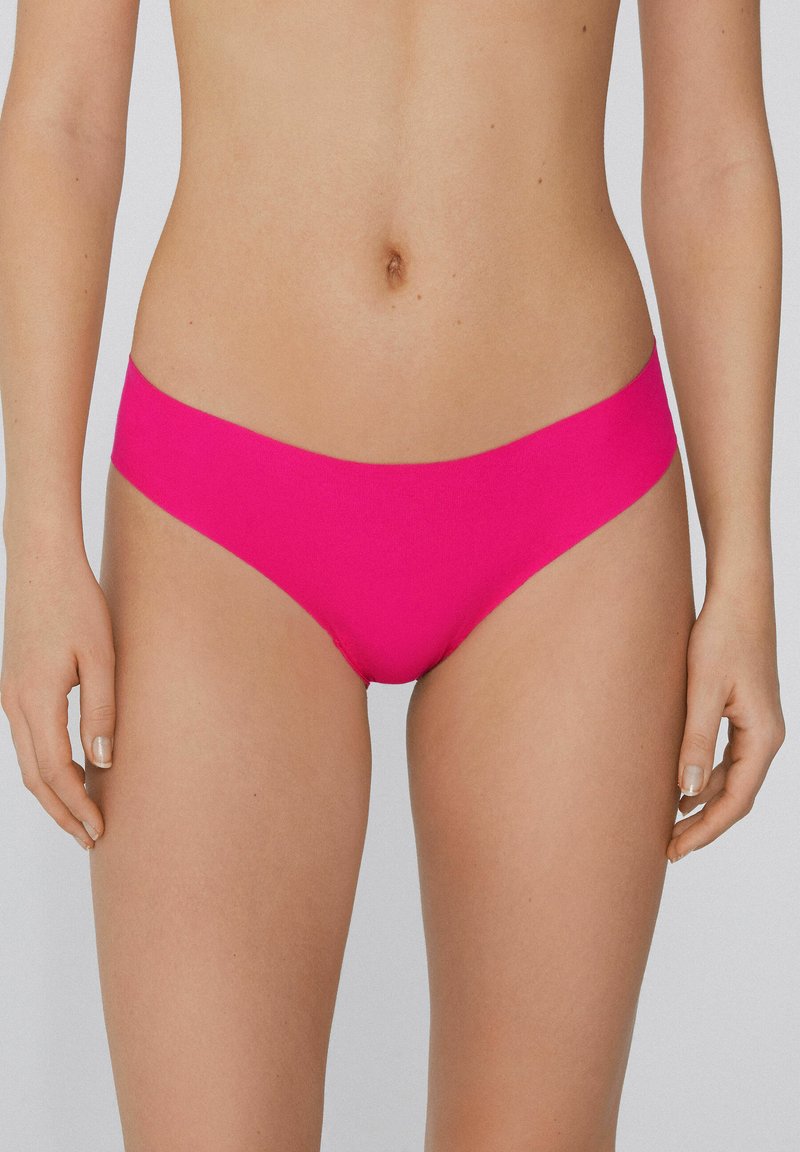 Jasnoróżowe bikini o gładkiej fakturze i minimalnym zakryciu. Posiada szeroki, elastyczny pas oraz bezszwowy design.