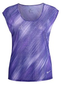 Mouwloos paars Nike Dri-FIT mesh sporttopje met licht gestreept patroon en wit Nike-logo rechtsonder.