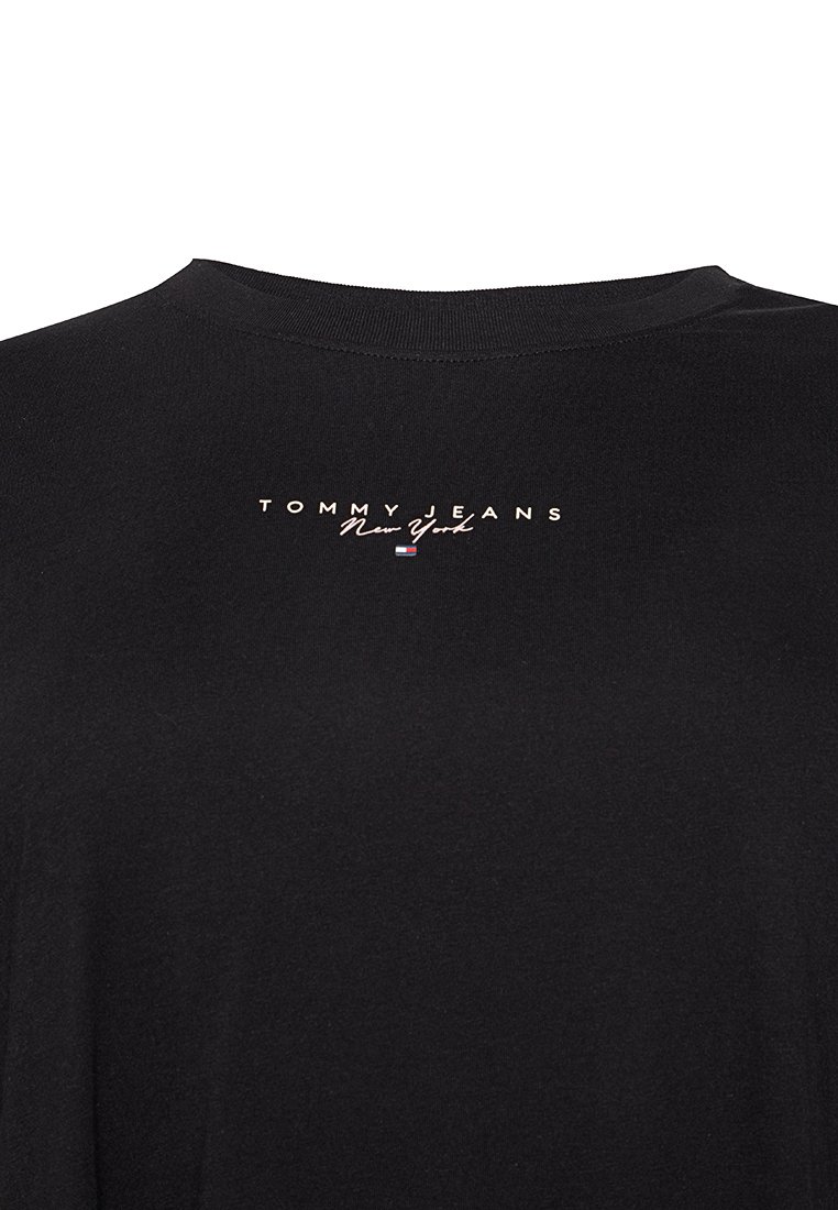 Camiseta de algodón negra con un logo blanco que dice "TOMMY JEANS Nueva York" y un pequeño emblema rojo, blanco y azul debajo del texto.