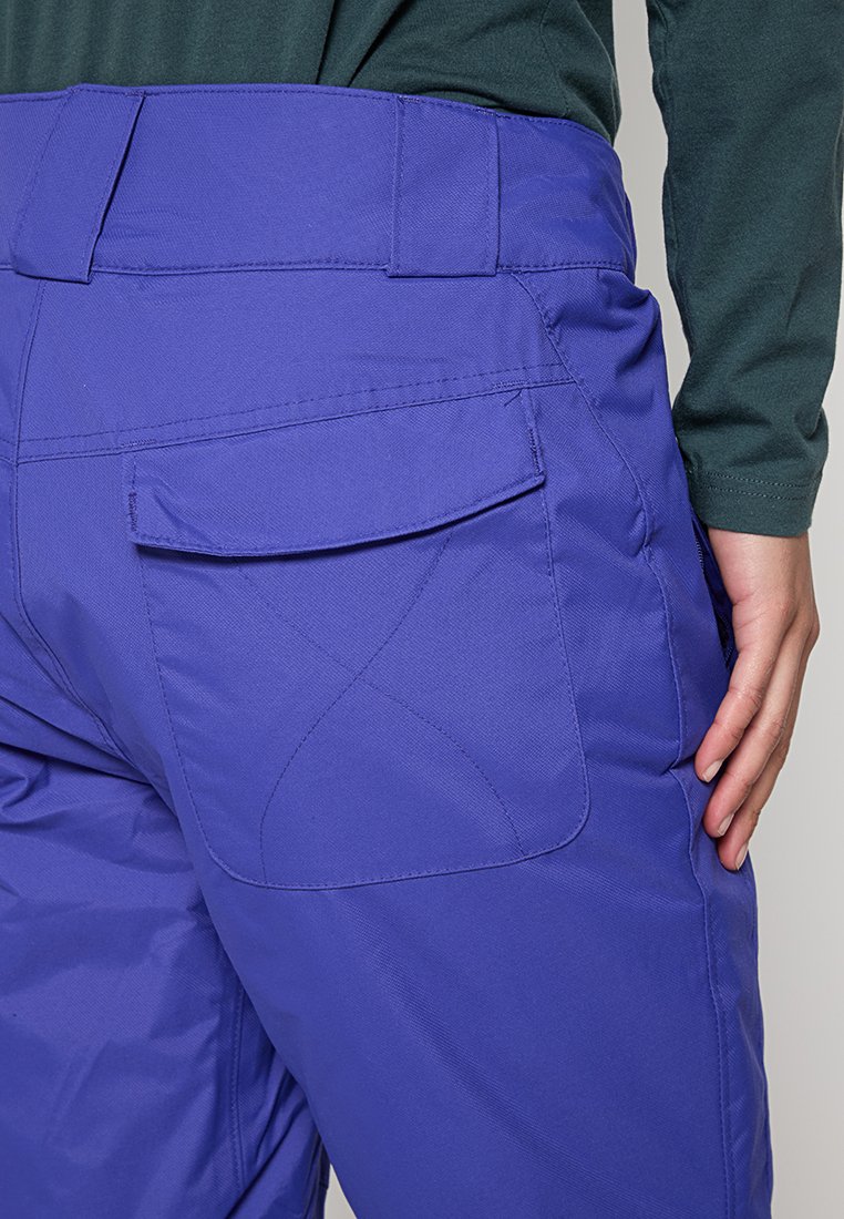 Pantaloni da sci viola con un design strutturato, dotati di una tasca posteriore e cuciture rinforzate. Realizzati in materiale resistente e impermeabile.